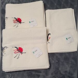 Simons Maison Christmas Bird Bath (Qty: 2) & Hand Towel (Qty: 1)